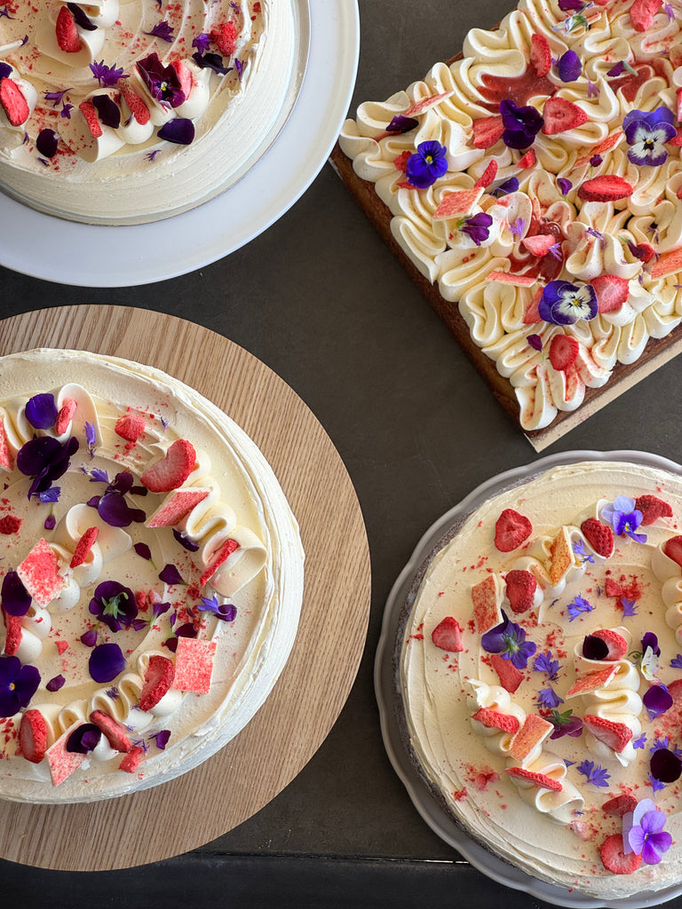 VANILLA BERRY CAKE