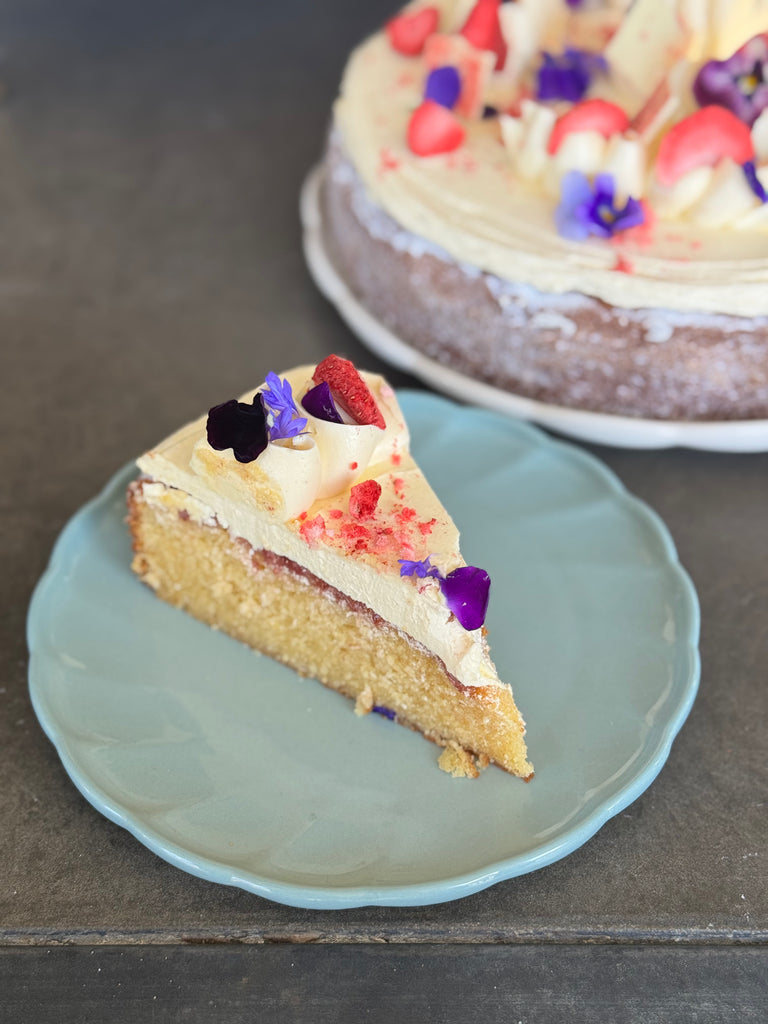 VANILLA BERRY CAKE