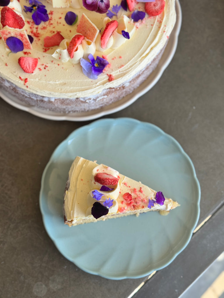 VANILLA BERRY CAKE